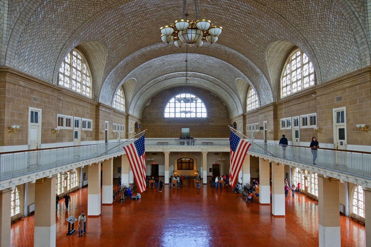 Die große Halle des Zuwanderungsmuseums auf Ellis Island erinnert
