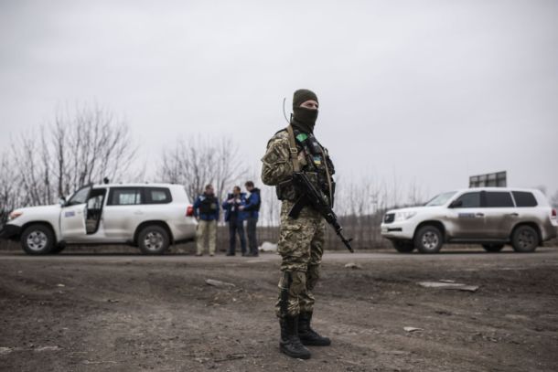 Beobachter der OSZE bei einer Stellung der ukrainischen Truppen