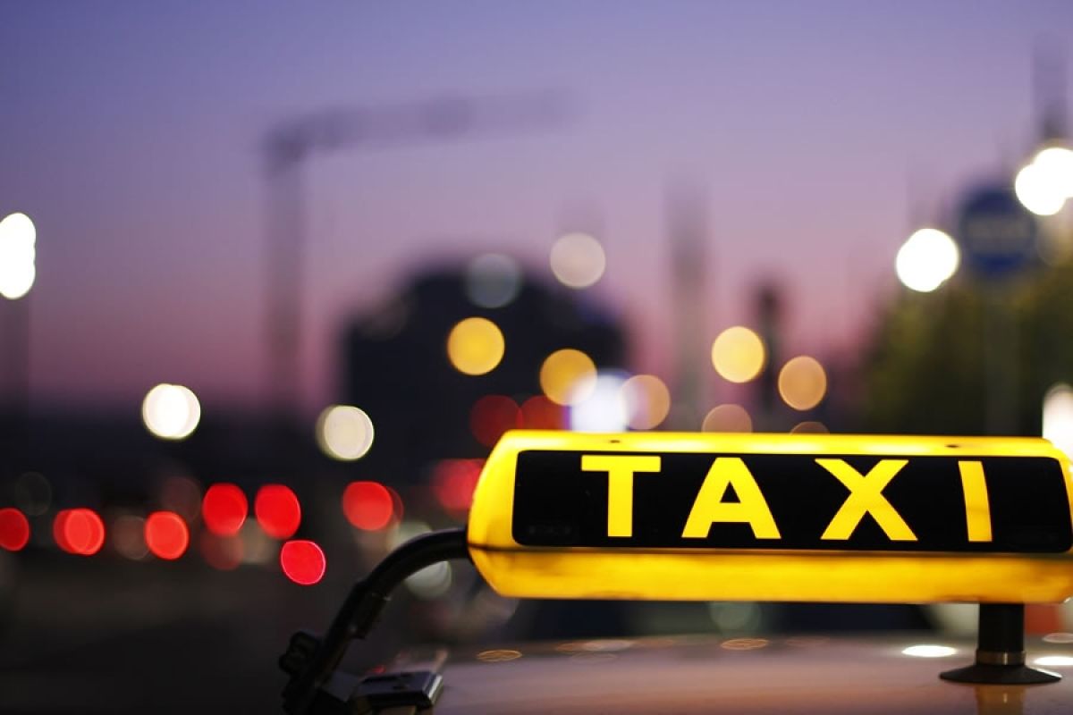 Für die Verbraucher sind durch den Mindestlohn einige Dienstleistungen und Güter teurer geworden. Das gilt besonders für Taxifahrten.