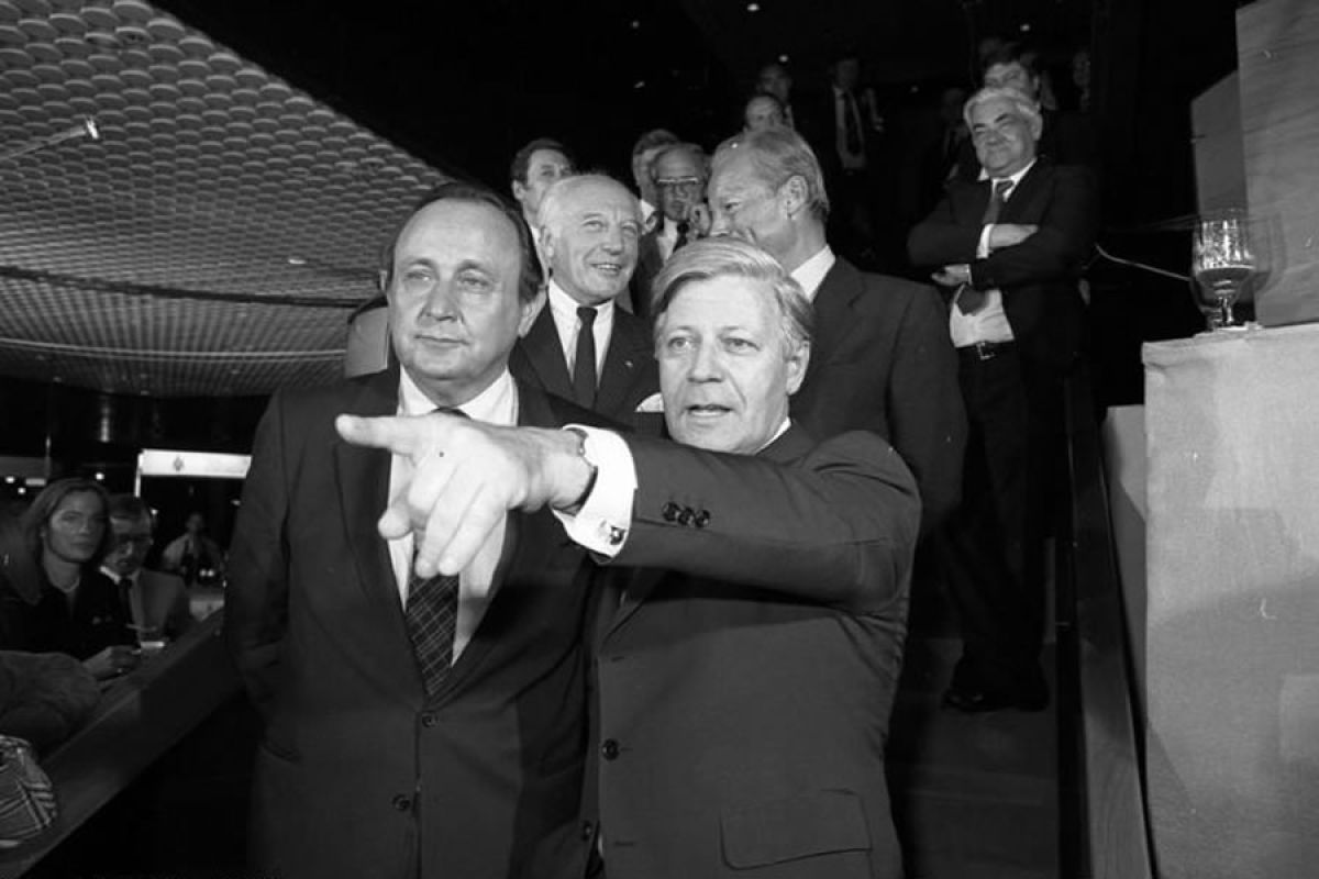 v.l. Hans Dietrich Genscher, Helmut Schmidt, dahinter Walter Scheel und Willy Brandt