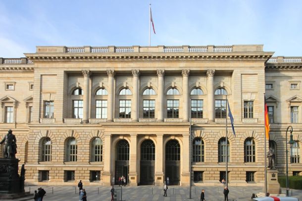 Das Abgeordnetenhaus von Berlin tagt im historischen Gebäude des Preußischen Landtags. Der Senatssitz ist das Rote Rathaus.