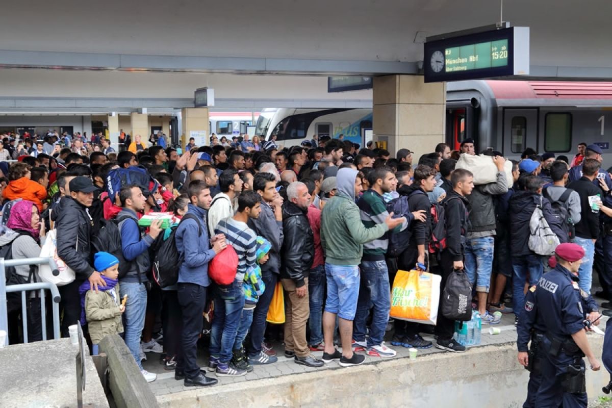 Migranten am Wiener Westbahnhof vor der Fahrt Richtung Deutschland