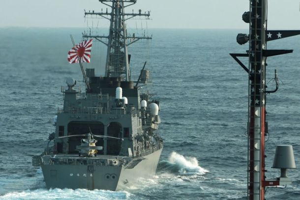 Der japanische Zerstörer Yūdachi im südchinesischen Meer