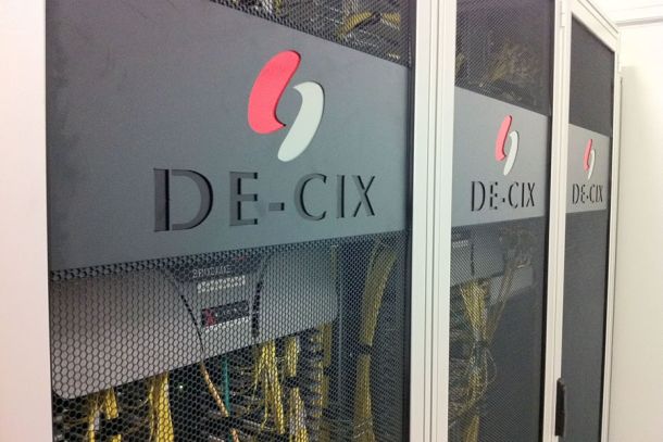 Ein 19-Zoll-Rack für mehrere Switches im DE-CIX