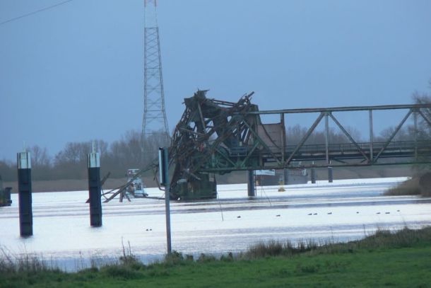 In der Nacht des 3. Dezember 2015 kollidierte ein von der Meyer Werft Papenburg kommendes Frachtschiff mit der Friesenbrücke und zerstörte diese.