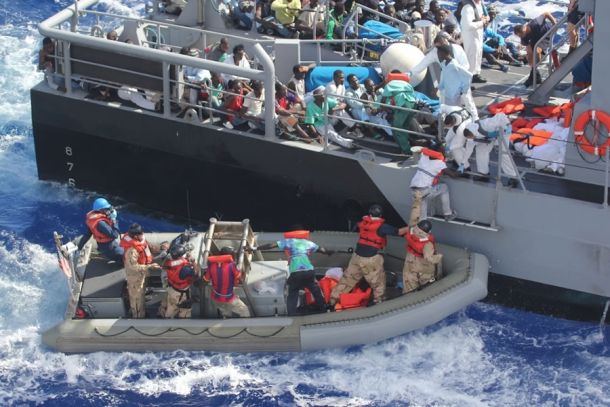 Flüchtlinge klettern nach ihrer Rettung von einem Schlauchboot des US-Marine-Schiffes USS San Antonio (LPD-17) auf ein Patrouillenboot der Republik Malta.