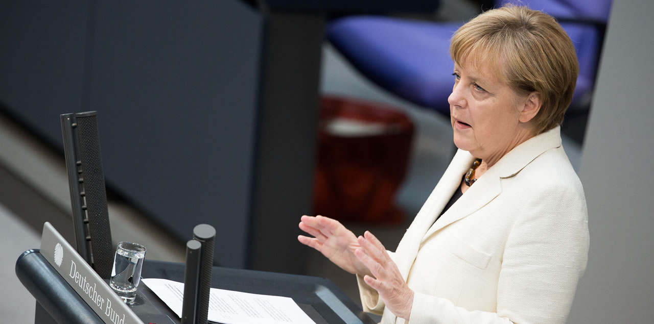 Foto: Tobias Koch - OTRS / CC BY-SA 3.0 de (via Wikimedia Commons) Angela Merkel im Deutschen Bundestag Angela Merkel im Deutschen Bundestag
