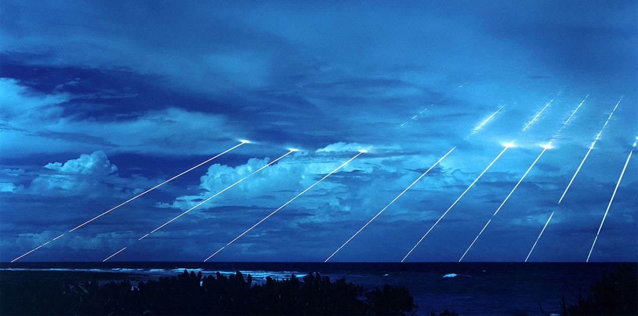 Foto: David James Paquin / CC0 (via Wikimedia Commons) Wiedereintrittspuren von Peacekeeper MIRVs am Kwajalein-Atoll. Wiedereintrittspuren von Peacekeeper MIRVs am Kwajalein-Atoll.