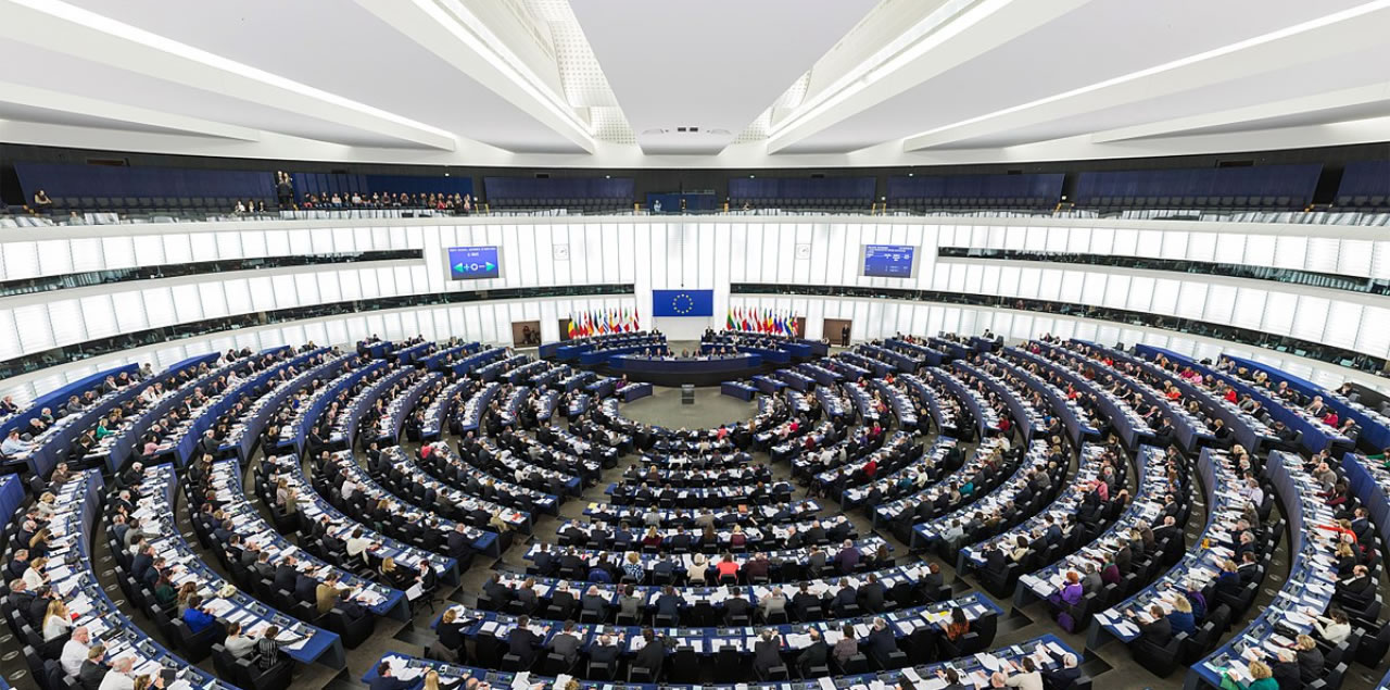 Foto: Diliff / CC BY-SA 3.0 (via Wikimedia Commons) Plenarsaal des Europäischen Parlaments in Straßburg Plenarsaal des Europäischen Parlaments in Straßburg