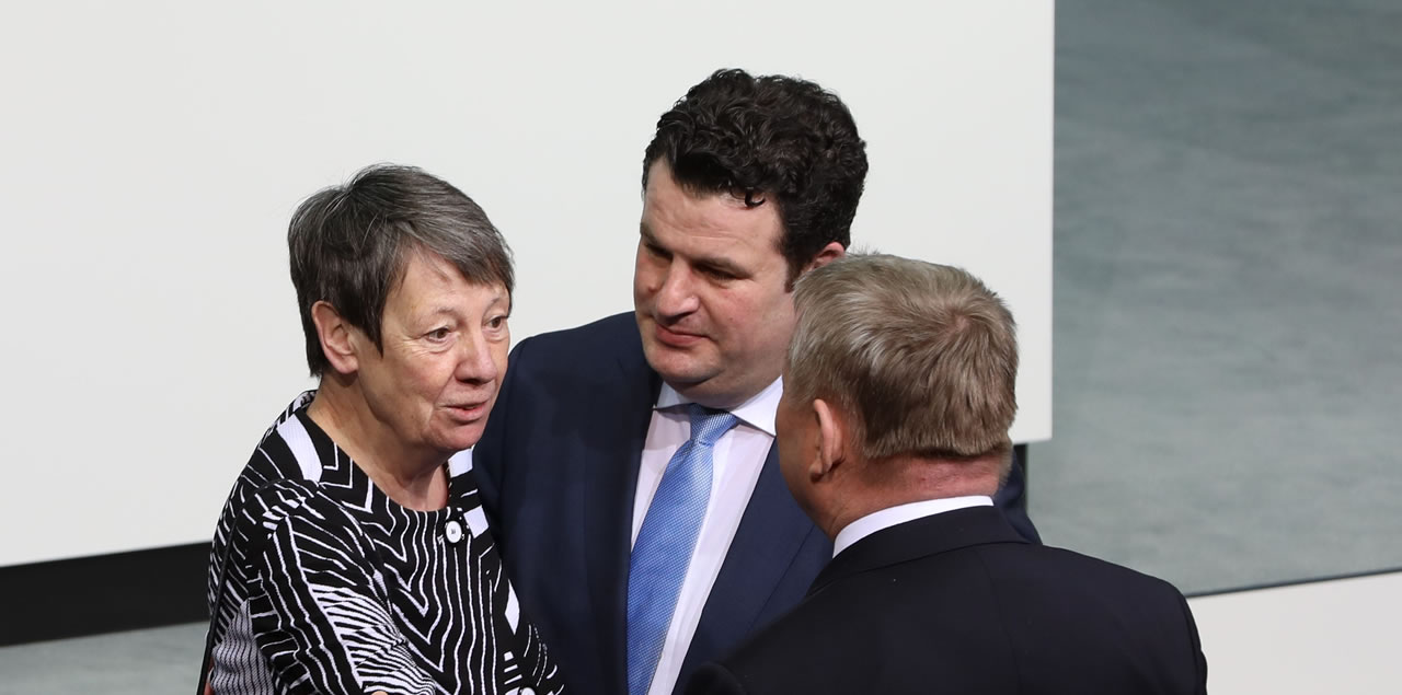 Foto: Sandro Halank / CC BY-SA 3.0 via Wikipedia Unterzeichnung des Koalitionsvertrages der 19. Wahlperiode des Bundestages: Barbara Hendricks, Hubertus Heil, Herrmann Gröhe Unterzeichnung des Koalitionsvertrages der 19. Wahlperiode des Bundestages: Barbara Hendricks, Hubertus Heil, Herrmann Gröhe
