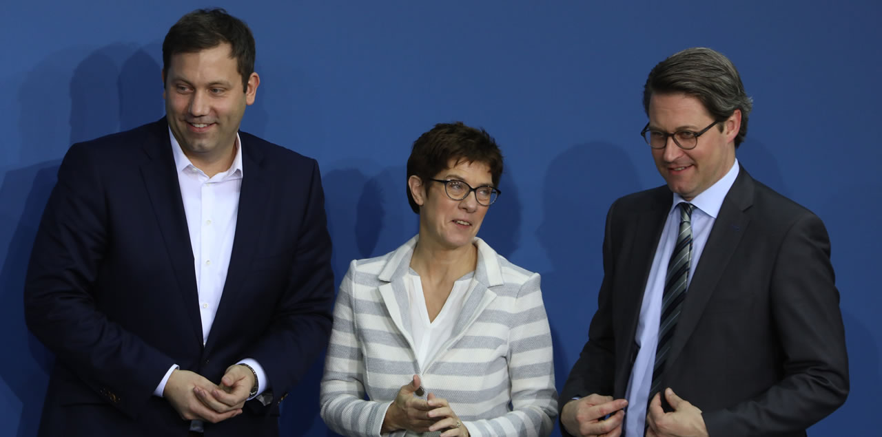 Foto: Sandro Halank, Wikimedia Commons, CC BY-SA 3.0 Lars Klingbeil, Annegret Kramp-Karrenbauer, Andreas Scheuer Lars Klingbeil, Annegret Kramp-Karrenbauer, Andreas Scheuer