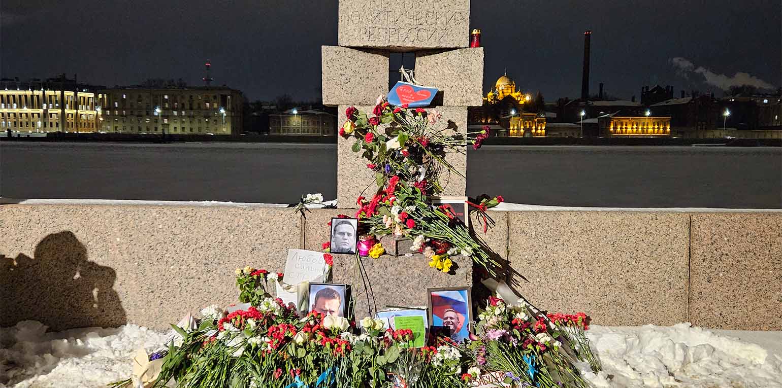 Immer wieder wurden Menschen in Russland am Wochenende daran gehindert, an Gedenkstätten Blumen für Nawalny abzulegen. Sie wurden in bereitstehenden Bussen für Stunden festgesetzt - weil sie still innehaltend trauern wollten.