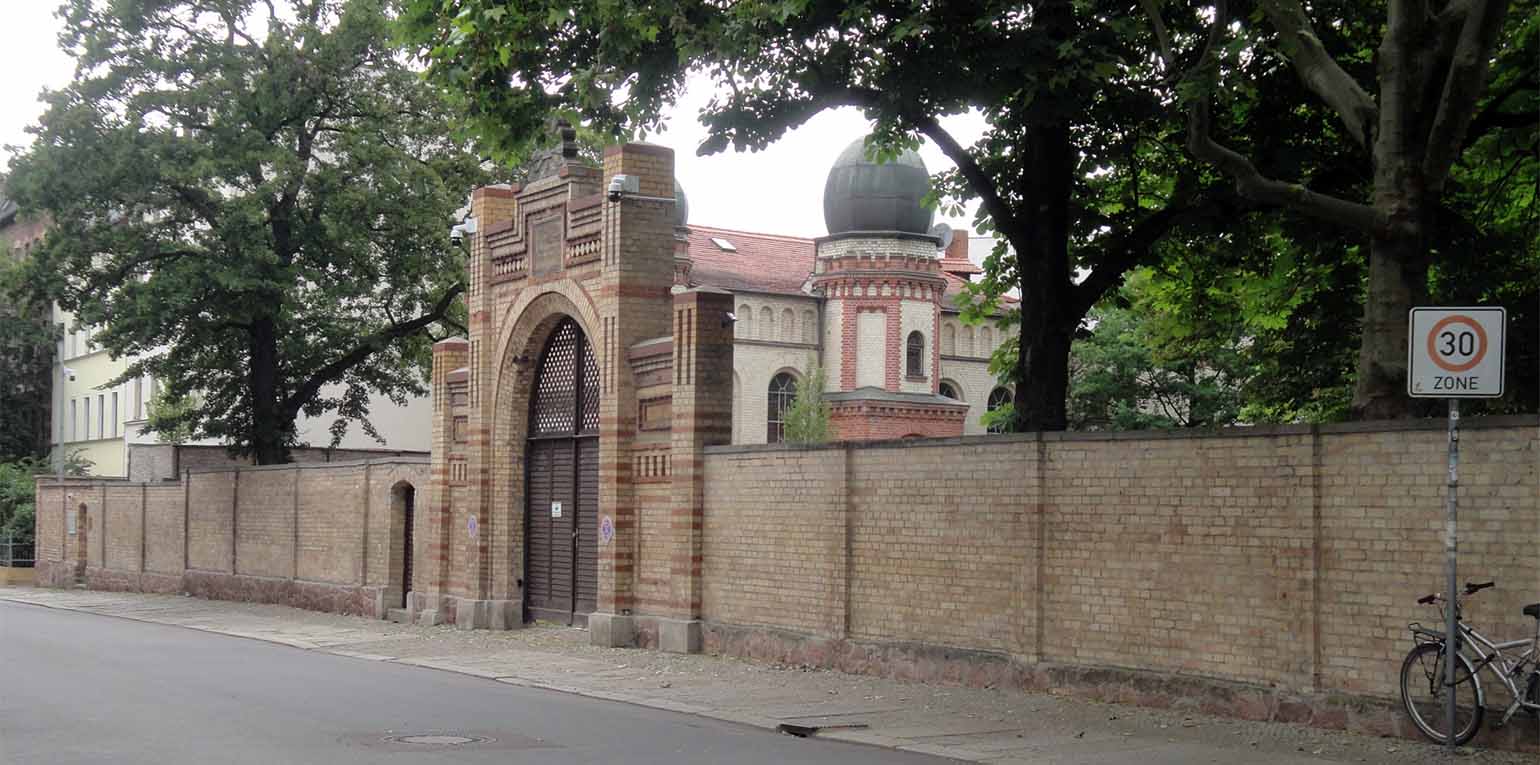 Der Fall weckt Erinnerungen an das Jahr 2019. Damals hatte ein 27-jähriger Rechtsextremist einen Anschlagsversuch auf die hallesche Synagoge unternommen.