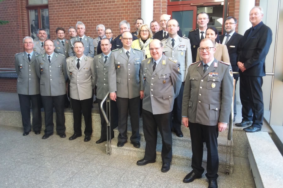 Feierstunde im Kreishaus Osterode: Übergabe des Kreisverbindungskommandos durch Oberst Bernd Otto Iben, Oberstleutnant d. R. Stefan Pemp und Oberstleutnant d. R. Ralph Marschner (vorne v. r.) an Oberstleutnant d. R. Franz (2. v. l.) im Beisein von Kreisrätin Marlis Dornieden (Mitte) sowie Vertreterinnen und Vertretern von Polizei und Verwaltung.
