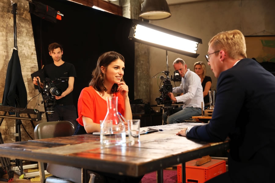 Moderatorin Sandra Rieß im Gespräch mit einem Jungpolitiker