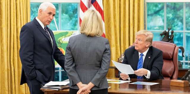 Foto: Benjamin D. Applebaum / CC0 de (via Official White House Photo) Mike Pence, Kirstjen Nielsen, Donald Trump Mike Pence, Kirstjen Nielsen, Donald Trump