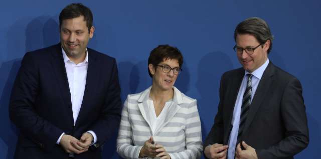 Foto: Sandro Halank, Wikimedia Commons, CC BY-SA 3.0 Lars Klingbeil, Annegret Kramp-Karrenbauer, Andreas Scheuer Lars Klingbeil, Annegret Kramp-Karrenbauer, Andreas Scheuer