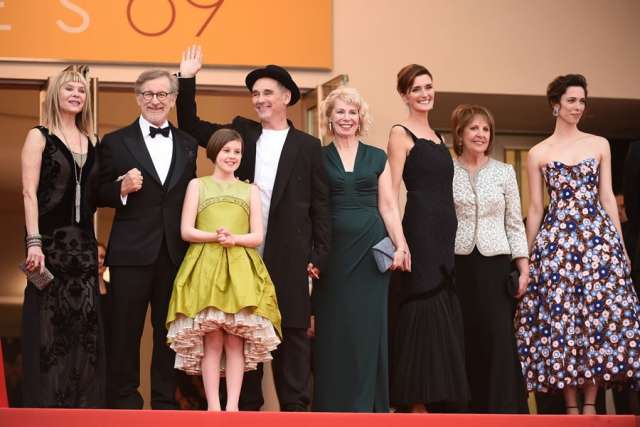 Bild: obs/Constantin Film/Ian Gavan Kate Capshaw, Steven Spielberg, Ruby Barnhill, Mark Rylance, Claire van Kampen, Lucy Dahl, Penelope Wilton und Rebecca Hall Kate Capshaw, Steven Spielberg, Ruby Barnhill, Mark Rylance, Claire van Kampen, Lucy Dahl, Penelope Wilton und Rebecca Hall