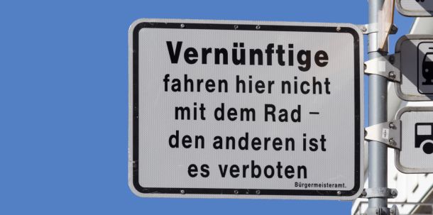 Alle Spielplätze in Berlin sollen offen bleiben. Warum sind denn Schulen und Kitas geschlossen worden?