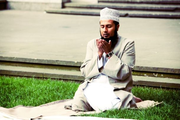 Khalid Latif ist Executive Director und Kaplan des Islamic Center der New York University. Im Jahr 2005 wurde Latif zum ersten muslimischen Kaplan an der NYU ernannt. Im Jahr 2006 wurde Latif zum ersten muslimischen Kaplan an der Princeton University ernannt.