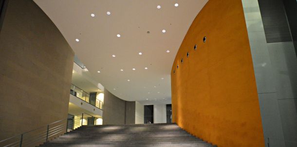 Die große Treppe im Bundeskanzleramt in Berlin.