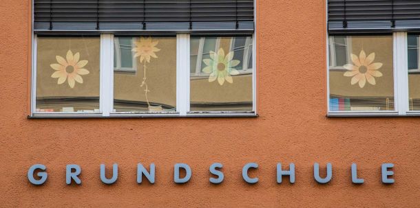 Wer die Verantwortung für die Aussendung der Mitteilung an die Schulen ausgerechnet zu diesem Zeitpunkt trägt, ist bisher unklar.