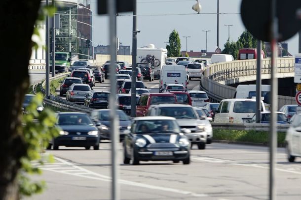 PKW mit Dieselmotoren gelten in Sachen Luftschadstoffe als die Drecksschleudern schlechthin. Noch 2015 waren 48% der in Deutschland zugelassenen PKW Dieselfahrzeuge.
