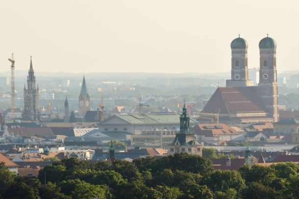 München gehört bundesweit zu den teuersten Städten. Kaufkraftbereinigt liegt die Armutsschwelle hier 37 Prozent höher als im günstigsten Kreis in Deutschland.