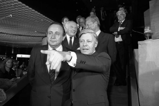 v.l. Hans Dietrich Genscher, Helmut Schmidt, dahinter Walter Scheel und Willy Brandt