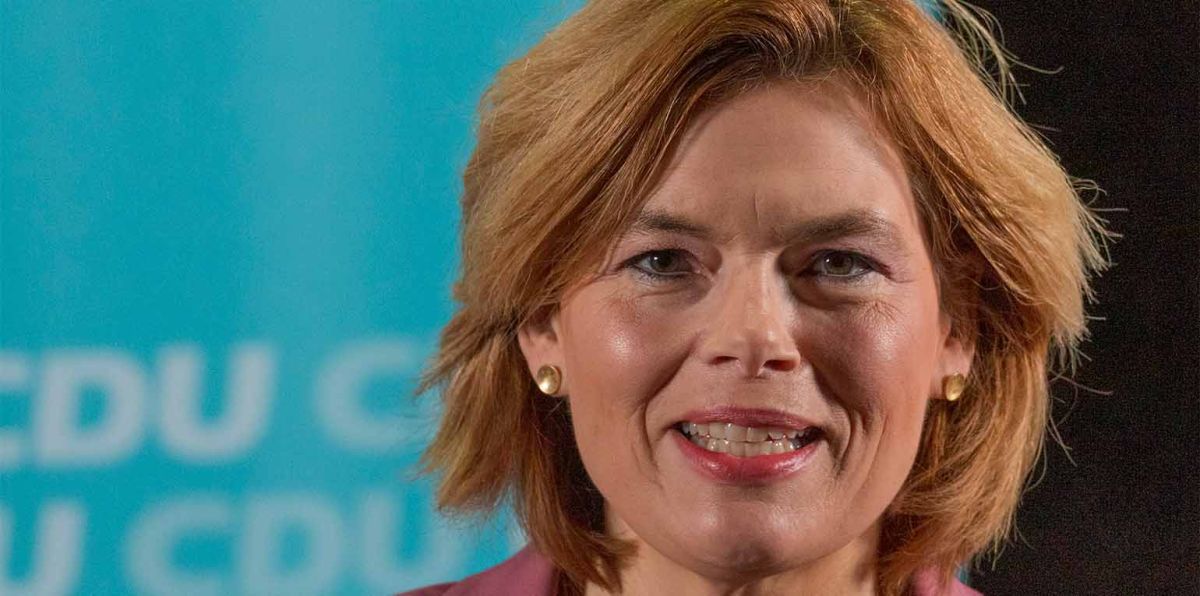 Klöckner: "Jede Fraktion hat einen Anspruch darauf, angemessen tagen zu können. Und das ermöglichen wir als Bundestagsverwaltung. Wir treffen aber nicht die Entscheidung, wer wohin geht, das ist Sache der Fraktionen. Wenn es hier keine einvernehmliche Einigung gibt, dann wird im Ältestenrat mit Mehrheit entschieden. Das ist erfolgt."