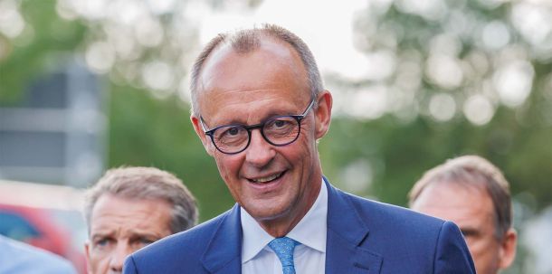 In Deutschland gibt es viele Kritiker, die Merz seine frühere Arbeit für eine große Kapitalanlagegesellschaft verübeln - bei Trump dürfte das Eindruck machen. Demütigende Spielchen wie mit dem ukrainischen Präsidenten Wolodymyr Selenskyj oder dem südafrikanischen Präsidenten Cyril Ramaphosa wird sich Trump Merz gegenüber nicht herausnehmen.