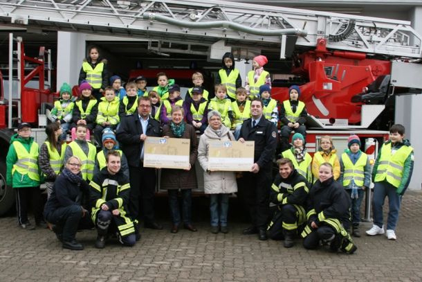 Die Mädchen und Jungen der Kinderfeuerwehr mit den Betreuern vor der Herzberger Drehleiter. In der Mitte Kinderfeuerwehrwart Kai Eisenträger, Heidi Nolte, Erika Störmer und Jugendfeuerwehrwart Florian Becker.