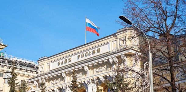 Warum also nicht gleich das Auslandsvermögen der russischen Zentralbank, das der Westen eingefroren hat, kurzerhand beschlagnahmen und für einen Wiederaufbaufonds nutzen?