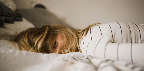 "Wer über einen Zeitraum von mehr als drei Monaten mindestens dreimal pro Woche so schlecht schläft, dass die Lebensqualität, die Leistungsfähigkeit und das psychische Wohlbefinden spürbar beeinträchtigt sind, sollte diese Schlaflosigkeit unbedingt in der Arztpraxis abklären lassen".