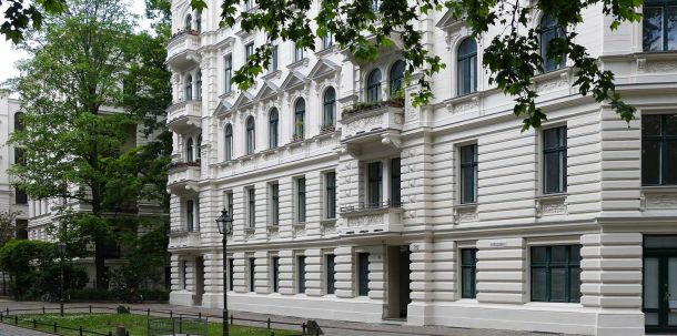 Kooperative Wohnungspolitik mit straffen Genehmigungsverfahren, Bereitstellung bezahlbarer städtischer Flächen und eine Erhöhung der Wohnraumförderung sollte an Stelle abenteuerlicher Reglementierungsversuche treten.
