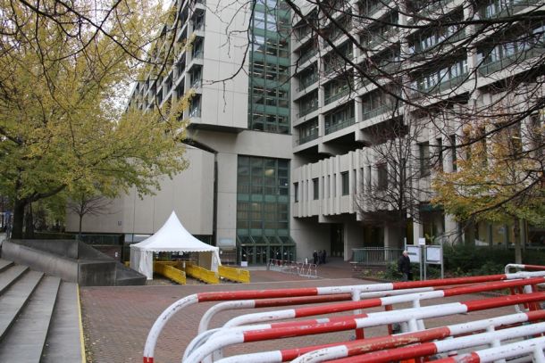 Justizgebäude München (Absperrung und Wartezone, aufgebaut für den NSU-Prozess)
