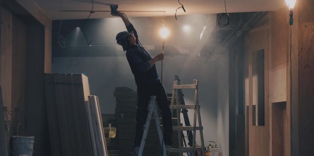 Um mehr bezahlbare und klimagerechte Wohnungen zu schaffen, braucht es Innovationen - Dachaufstockungen oder Umbau von Büro- und Gewerbegebäuden etwa bieten ein Potenzial von über vier Millionen Wohnungen, sagen Experten.