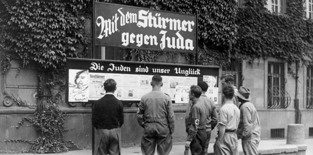 Passanten vor einem Stürmer-Kasten (Worms, 1935)