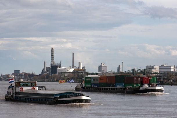 Die deutsche Wirtschaft ist auf Importe von Rohstoffen angewiesen, die unter anderem über den Rhein transportiert werden. Die fallenden Preise haben den Leistungsbilanzüberschuss wachsen lassen.