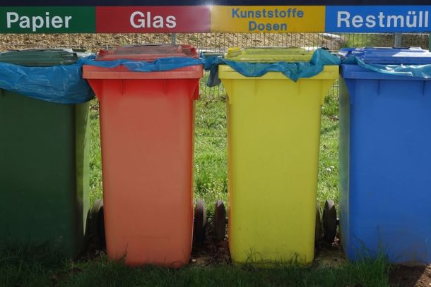 Was gehört in die gelbe Tonne? Mit dem aktuellen Entwurf für ein Verpackungsgesetz bleibt die Mülltrennung für die Verbraucher kompliziert.