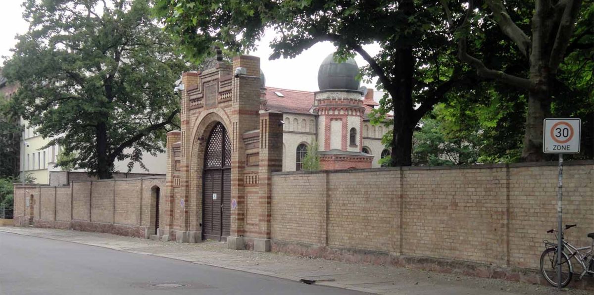 Der Fall weckt Erinnerungen an das Jahr 2019. Damals hatte ein 27-jähriger Rechtsextremist einen Anschlagsversuch auf die hallesche Synagoge unternommen.