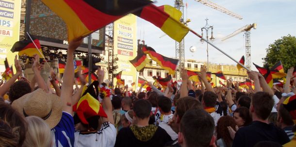Public Viewing beim Eröffnungsspiel der WM 2006 in Berlin vor dem Brandenburger Tor