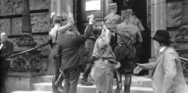 Neugewählte nationalsozialistische Abgeordnete begeben sich in den Reichstag (30. August 1932)