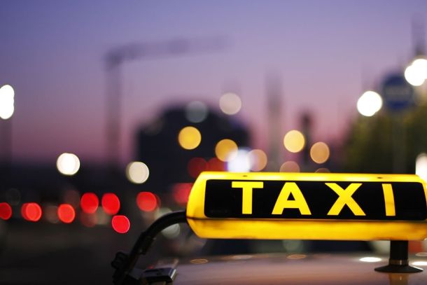Für die Verbraucher sind durch den Mindestlohn einige Dienstleistungen und Güter teurer geworden. Das gilt besonders für Taxifahrten.