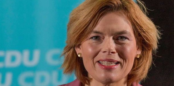 Klöckner: "Jede Fraktion hat einen Anspruch darauf, angemessen tagen zu können. Und das ermöglichen wir als Bundestagsverwaltung. Wir treffen aber nicht die Entscheidung, wer wohin geht, das ist Sache der Fraktionen. Wenn es hier keine einvernehmliche Einigung gibt, dann wird im Ältestenrat mit Mehrheit entschieden. Das ist erfolgt."