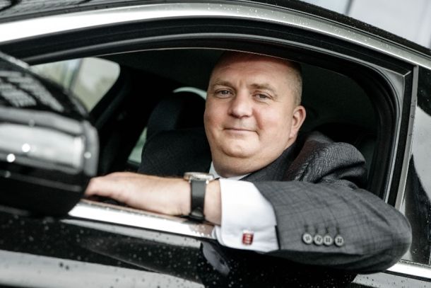 In der heißen Phase der Bundestagswahl 2017 stellt sich Jörg Thadeusz sechs Wochen in den Dienst der Fahrbereitschaft des hohen Hauses.