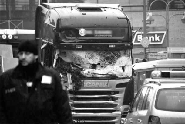 Anschlag auf den Berliner Weihnachtsmarkt - Am Breitscheidplatz Berlin (20.12.2016). Das beschädigte Führerhaus der Sattelzugmaschine.