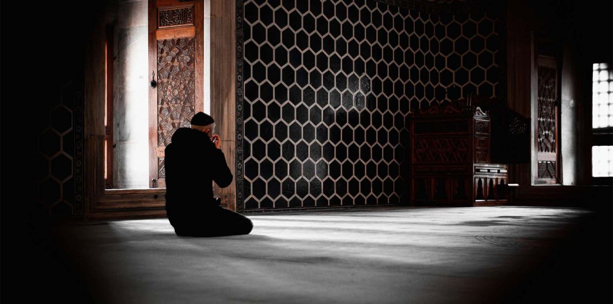 Betroffen sind demnach Muslime, die sich in besonderer Weise in ihrer persönlichen Weltanschauung gekränkt sehen, starke antiwestliche oder antisemitische Feindbilder pflegen und zugleich eine geringe Kritikfähigkeit zeigen.