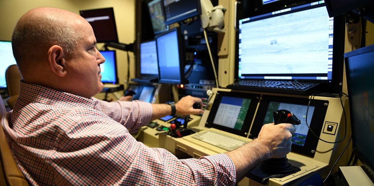 Die Hemmschwelle, am Joystick den roten Knopf zu drücken, ist deutlich geringer, als an der Frontlinie vorzurücken und Menschen mit einem Gewehr ins Visier zu nehmen. Kampfdrohnen erinnern mehr an Computerspiele als an realen Krieg.