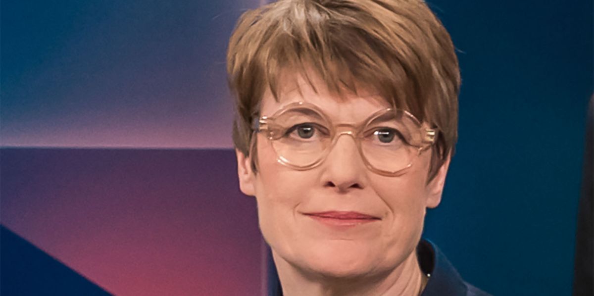 "Außerdem müssen viele Themen diskutiert werden, über die man in Deutschland nicht gerne spricht: Aufbau einer eigenen Waffenindustrie, vor allem auch in einem Hightech-Bereich. Wehrpflicht oder Dienstpflicht. Waffenexporte, Beteiligung an einem nuklearen Schutzschirm."